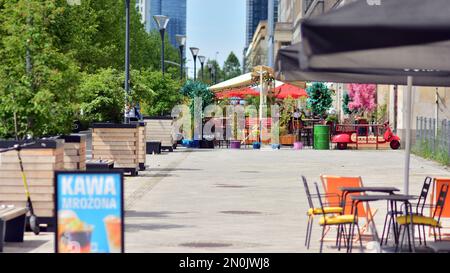 Warschau, Polen. 3. Juni 2021 Restaurants und Fußgängerzone in der Swietokrzyska Straße in Warschau Stockfoto