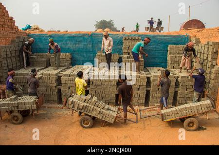 Die Leute arbeiten hart im Ziegelfeld. Dieses Bild wurde am 30. Dezember 2022 aus Bosela, Bangladesch, aufgenommen Stockfoto