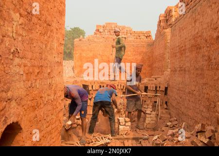 Die Leute arbeiten hart im Ziegelfeld. Dieses Bild wurde am 30. Dezember 2022 aus Bosela, Bangladesch, aufgenommen Stockfoto