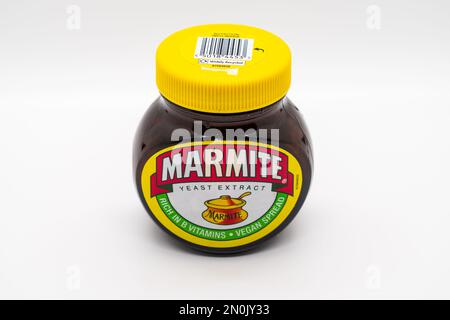 Wolverhampton, England - Februar 4 2023: Glas Marmite-Hefe-Extrakt, isoliert auf weißem Hintergrund Stockfoto