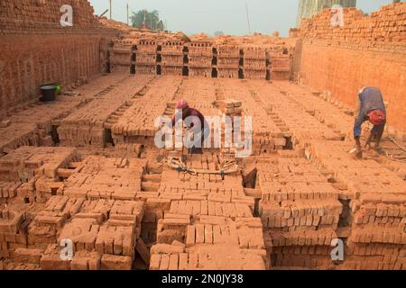 Die Leute arbeiten hart im Ziegelfeld. Dieses Bild wurde am 30. Dezember 2022 aus Bosela, Bangladesch, aufgenommen Stockfoto