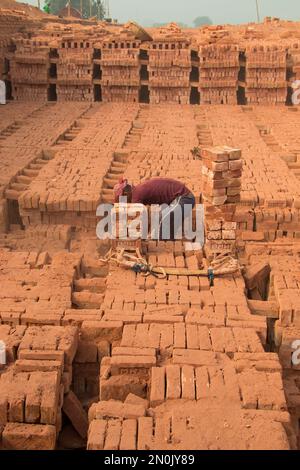 Die Leute arbeiten hart im Ziegelfeld. Dieses Bild wurde am 30. Dezember 2022 aus Bosela, Bangladesch, aufgenommen Stockfoto