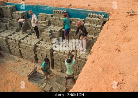 Die Leute arbeiten hart im Ziegelfeld. Dieses Bild wurde am 30. Dezember 2022 aus Bosela, Bangladesch, aufgenommen Stockfoto