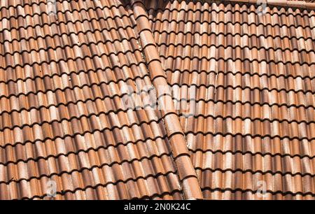 Alte orangefarbene Kacheln Texturhintergrund, Draufsicht Stockfoto