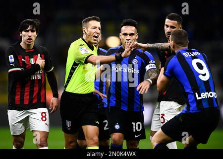 Mailand, Italien. 05. Februar 2023 Schiedsrichter Davide Massa reagiert während des Fußballspiels der Serie A zwischen dem FC Internazionale und dem AC Mailand. Kredit: Nicolò Campo/Alamy Live News Stockfoto