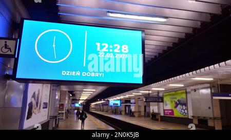 Warschau, Polen. 22. Februar 2021 Leinwand an der U-Bahn-Plattform. Stockfoto