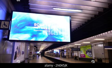 Warschau, Polen. 22. Februar 2021 Leinwand an der U-Bahn-Plattform. Stockfoto