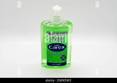 Wolverhampton, England - Februar 4 2023: Flasche Cussons, Carex-Handgel mit Aloe Vera isoliert auf weißem Hintergrund Stockfoto