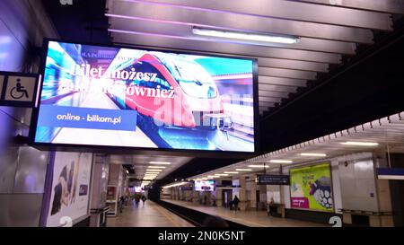 Warschau, Polen. 22. Februar 2021 Leinwand an der U-Bahn-Plattform. Stockfoto