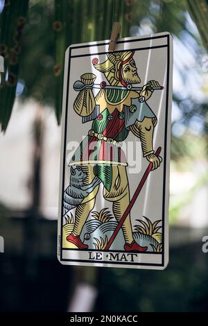 Tarot-Karten im Freien. Astrologie und Tarotismus. Stockfoto