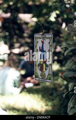 Tarot-Karten im Freien. Astrologie und Tarotismus. Stockfoto