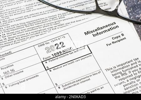 Lake Elsinore, CA, USA - 5. Januar 2023: Nahaufnahme der oberen rechten Ecke des Steuerdienstes 1099-MISC Stockfoto