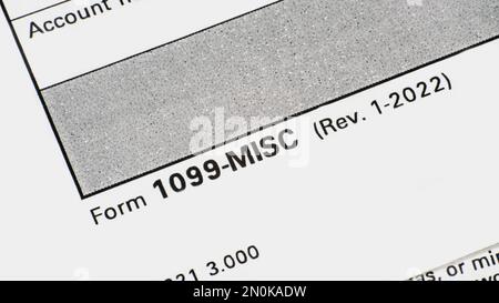 Lake Elsinore, CA, USA - 5. Januar 2023: Nahaufnahme der unteren linken Ecke der Steuerbehörde Formular 1099-MISC Stockfoto