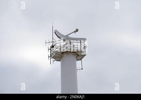 Beispiel für einen grauen Radarmast Stockfoto