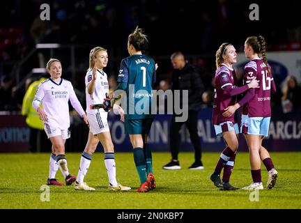 West Ham United Torwart Mackenzie Arnold schüttelt sich am Ende des Barclays Women's Super League-Spiels im Chigwell Construction Stadium, London, mit Arsenals Leah Williamson die Hand. Foto: Sonntag, 5. Februar 2023. Stockfoto