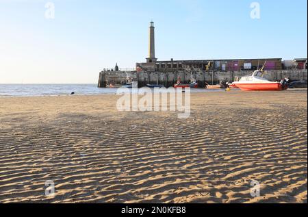 Leuchtturm am Margate Pier bei niedriger Tidea bei Wintersonne, im Norden von Kent, Großbritannien Stockfoto