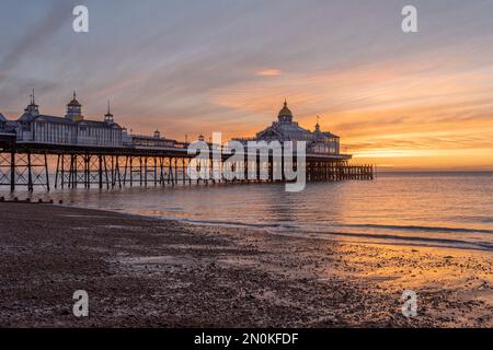 Eastbourne Pier in East Sussex an der Südküste Englands, Großbritannien bei Sonnenaufgang Stockfoto