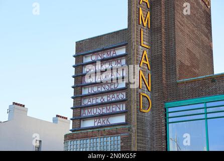 Dreamland, Margates Vergnügungspark aus dem 19. Jahrhundert, der die Fassade des fiktiven Kinos am Meer bietet, im Film Empire of Light von Sam Mendes. Stockfoto