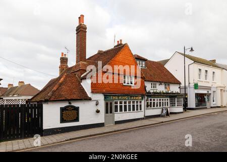 The King's Arms, ein 1405 erbautes öffentliches Haus in der West Street, Dorking. Der Pub hat Verbindungen zu Charles dem Zweiten und Charles Dickens und liegt im Herzen von Dorking. Stockfoto