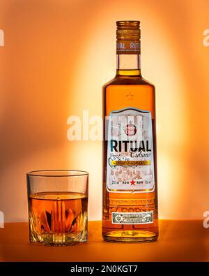 Havana Club Ritual Cubano aromatischer kubanischer Rum in einer Flasche und einem Glas. Urlaubserinnerungen in Kuba. Stockfoto