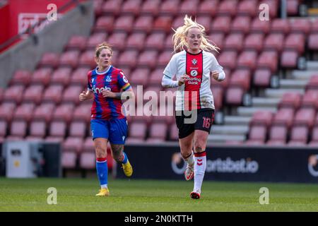 Southampton, Großbritannien. 05. Februar 2023. Saint Marys Stadium, Southampton, England, 5. 2023. Februar über Leihfeldspieler Chloe Peplow (16 Southampton) beim Barclays FA Womens Championship Match zwischen Southampton und Crystal Palace im Saint Marys Stadium, Southampton, England. (Stephen Flynn/SPP) Kredit: SPP Sport Press Photo. Alamy Live News Stockfoto