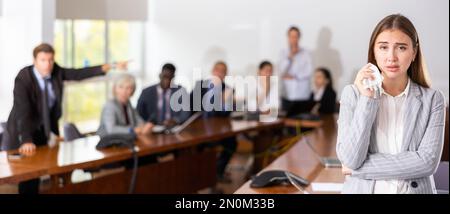 Porträt einer jungen Managerin, die im Konferenzraum weint Stockfoto