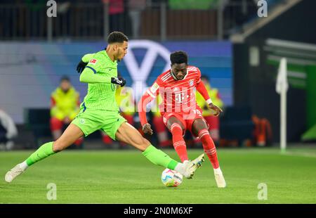 Von links nach rechts Felix NMECHA (WOB), Alphonso DAVIES (M) Action, Duell, Fußball 1. Bundesliga, 19. Spieltag, VfL Wolfsburg (WOB) - FC Bayern München (M), am 5. Februar 2023 in Wolfsburg/Deutschland. #DFL-Vorschriften verbieten die Verwendung von Fotografien als Bildsequenzen und/oder quasi-Video # Stockfoto