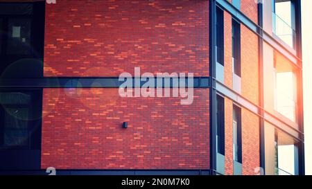 Apartment Wohnhaus und Haus Fassade Architektur und Outdoor Einrichtungen. Blauer Himmel im Hintergrund. Sonnenlicht. Rücklauffilter. Stockfoto