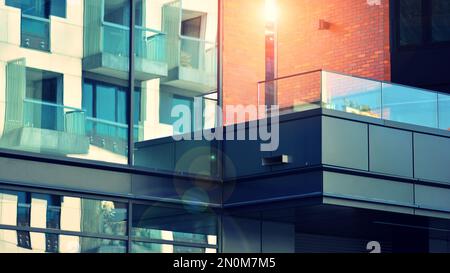 Apartment Wohnhaus und Haus Fassade Architektur und Outdoor Einrichtungen. Blauer Himmel im Hintergrund. Sonnenlicht. Rücklauffilter. Stockfoto