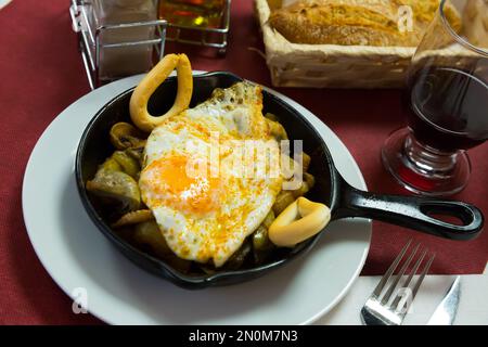 Nahrhafter Snack in der Bratpfanne Stockfoto