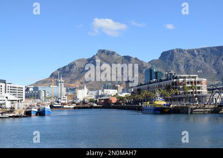 Blick auf die Berge vom Victoria & Alfred Waterfront Downtown Kapstadt, Südafrika Stockfoto