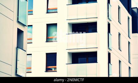 Apartment Wohnhaus und Haus Fassade Architektur und Outdoor Einrichtungen. Blauer Himmel im Hintergrund. Sonnenlicht. Rücklauffilter. Stockfoto