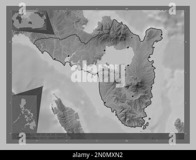 Sorsogon, Provinz der Philippinen. Grauskala-Höhenkarte mit Seen und Flüssen. Standorte der wichtigsten Städte der Region. Ecke Zusatzgerät m Stockfoto