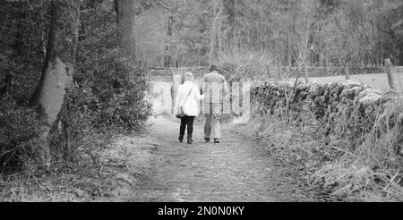 Ein Seniorenpaar am Flussufer bei Barley in Lancashire, Großbritannien, Europa Stockfoto