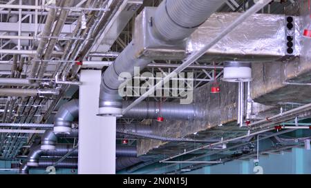 Beleuchtung und Lüftungsanlage an der Decke der Supermarkthalle. Deckenkonstruktion. Stockfoto