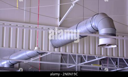 Beleuchtung und Lüftungsanlage an der Decke der Supermarkthalle. Deckenkonstruktion. Stockfoto