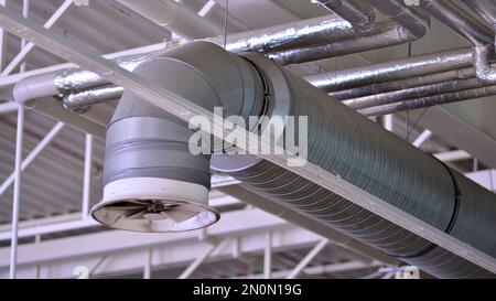 Beleuchtung und Lüftungsanlage an der Decke der Supermarkthalle. Deckenkonstruktion. Stockfoto