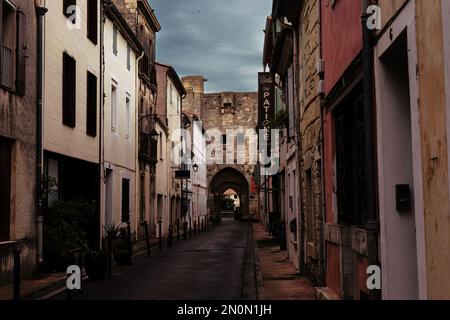 Eine Gasse in der mittelalterlichen Stadt Aigues-Mortes in Südfrankreich Stockfoto