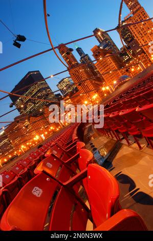 Sitzreihen unter dem Dämmerhimmel im Chicagoer Pritzker Theater Stockfoto