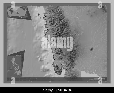 Zambales, Provinz der Philippinen. Grauskala-Höhenkarte mit Seen und Flüssen. Standorte und Namen der wichtigsten Städte der Region. Ecken-Zusatzgerät Stockfoto