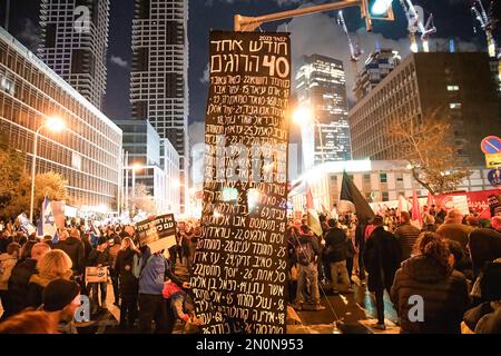 Tel Aviv, Israel. 04. Februar 2023. Ein Banner mit 40 Namen und Altersstufen der palästinensischen und israelischen Konfliktopfer, die im Januar 2023 während der Demonstration an einem Stab hängen sahen. Mehr als 100.000 Menschen protestierten in Tel Aviv gegen Netanjahus rechtsextremen Regierungs- und Justizüberholung. Kredit: SOPA Images Limited/Alamy Live News Stockfoto