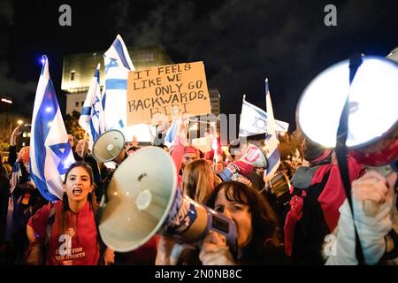 Tel Aviv, Israel. 04. Februar 2023. Ein Protestgesang singt während der Demonstration Slogans durch ein Megafon. Mehr als 100.000 Menschen protestierten in Tel Aviv gegen Netanjahus rechtsextremen Regierungs- und Justizüberholung. (Foto: Matan Golan/SOPA Images/Sipa USA) Guthaben: SIPA USA/Alamy Live News Stockfoto