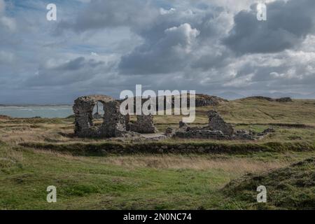 Kapellruinen auf Llanddwyn Island, Anglesey Stockfoto