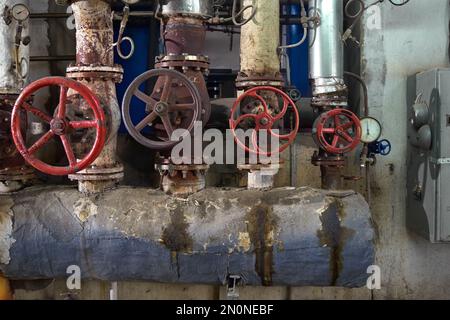 Kesselraum für die Dampferzeugung in der industriellen Produktion der Fabrik. Altes Rohrsystem aus dem Kesselraum Stockfoto