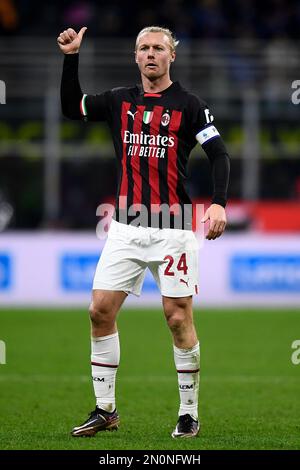 Mailand, Italien. 05. Februar 2023 Simon Kjaer vom AC Mailand zeigt während des Fußballspiels der Serie A zwischen dem FC Internazionale und dem AC Mailand Gesten. Kredit: Nicolò Campo/Alamy Live News Stockfoto