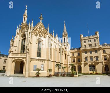 Das Schloss Lednice wurde im neogotischen Stil erbaut, im gotischen Stil von Tudor, in der Gegend von Lednice und Valtice, Südmähren, Tschechische Republik Stockfoto