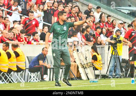 Curitiba, Brasilien. 05. Februar 2023. PR - Curitiba - 02/05/2023 - PARANAENSE 2023, ATHLETICO PR X CORITIBA - Coritiba Coach Antonio Oliveira während eines Spiels gegen Athletico-PR im Stadion Arena da Baixada für die Paranaense-Meisterschaft 2023. Foto: Gabriel Machado/AGIF/Sipa USA Kredit: SIPA USA/Alamy Live News Stockfoto