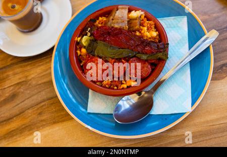 Brotgericht Migas mit Pfeffer und Chorizo, serviert auf dem Tisch Stockfoto