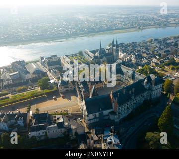 Königliches Schloss und Kirche des Hl. Nikolaus in Blois Stockfoto