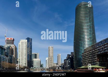 Der Arena Tower und andere Gebäude am Millwall Inner Dock, London Docklands UK, mit Blick nach Norden in Richtung South Quay Stockfoto